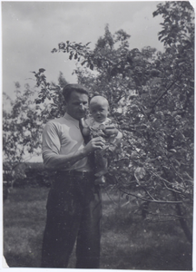 Mulder-z-0332 Foto; Gerrit Jan Mulder met zijn dochter Johanna Adriana Mulder op de arm.Locatie: in een boomgaard te ...