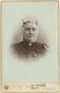 Mulder-z-0019 Foto: Trijntje Sanders, geboren op 13-04-1848 te Ilpendam.