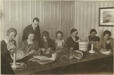 Mulder-z-0076 Foto: Rietvlecht club / Pitriet club in ’’Ons Huis’’ cursusjaar 1926/1927.Foto zittend vierde van links; ...