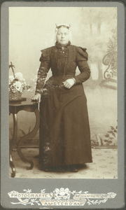 Mulder-z-0273 Foto: Maretje Pronk, geboren op 05-02-1858 te Broek in Waterlandvrouw van Jurriaan Pels, geboren op ...