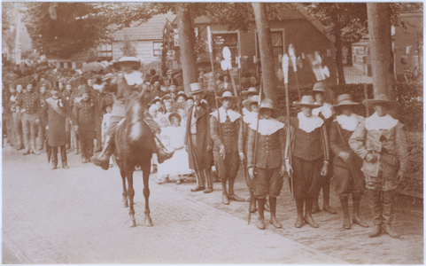 Mulder-z-0282 Onafhankelijkheidsfeesten te Broek in WaterlandHistorische optocht hoek Laan - Dorpsstraat. Foto: links ...