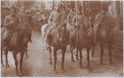 Mulder-z-0285 Onafhankelijkheidsfeesten 1913Foto: kozakken te paard: willekeurige volgorde; commandant P. Oostendorp ...