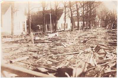 Mulder-z-0293 Watersnoodramp 1916Foto: aangedreven hout van de verwoeste huizen aan de Broekermeerdijk.