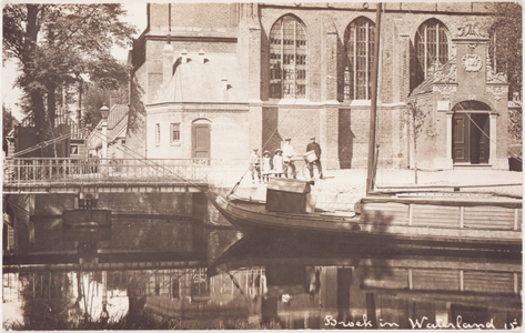 Mulder-z-0307 Foto: ansicht met zijaanzicht van De Hervormde of Sint-Nicolaaskerk. Voor de kerk ligt de kermisschuit ...