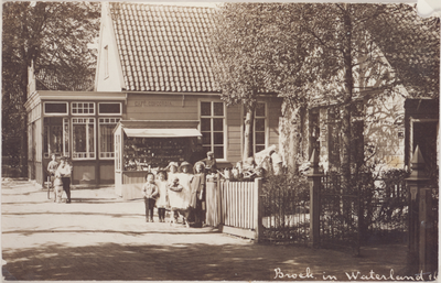 Mulder-z-0319 Foto midden achter: Dorpsstraat nummer 1, Café Concordia, van Kees Wit en zijn vrouw Gerritje Mulder, aan ...