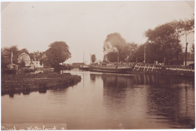 Mulder-z-0334 Foto: spitsuur in Broek in Waterland; de melkboot met stadsboeren komt net aan en de tram van drieën gaat ...