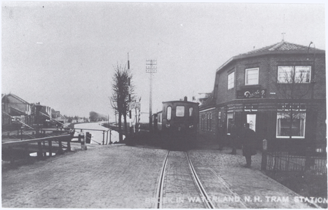 Mulder-z-0354 Eilandenweg aankomst stoomtram. Met bakkerswinkel, Eilandenweg nummer 5, en tramstation van de Noord-Zuid ...