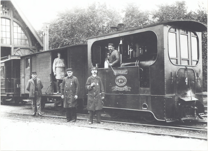 Mulder-z-0363 Tramstation Edam. De machinisten Zwaan, Lauwers en de conducteur Westerneng.