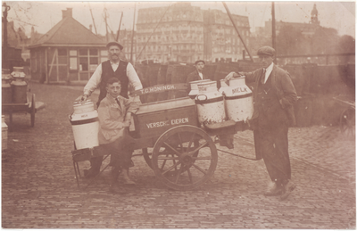 Mulder-z-0371 Foto : Jaap Honingh en zoon Teun (08-01-1899) zijn net met de melkboot uit Broek in Waterland gekomen om ...