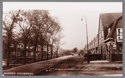 WAT002000099 Nieuweweg gezien vanaf de Zaanbrug.De huizen aan de westkant werden gebouwd in 1929.Eerste pand rechts; de ...