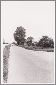WAT002000176 Links: de Zaan.Dit is de Veerdijk met het huis waar Jan van Exter heeft gewoond. Op de achtergrond nog een ...
