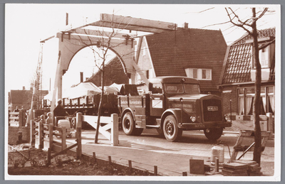 WAT002000517 De Strassenroller op de Schansbrug in het voorjaar van 1957.Voorop gaat de Kaelbe ''Zugmachine'' een ...