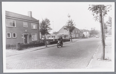 WAT002000532 V.l.n.r. Dorpsstraat 18, later een politiebureau, hoek Molstraat - Dorpsstraat sanitairwinkel van Cas ...