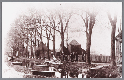 WAT002000542 Midden; boerderij van Jan Wezel met geheel rechts Jan Wezel met wegsloot en boenbankjes.