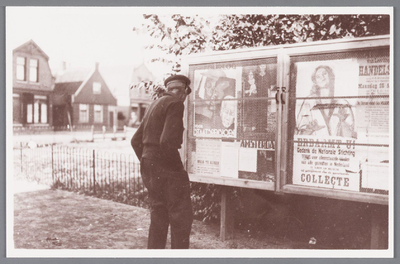 WAT002000622 Piet Nooij bij een aanplakbord waar een poster was opgehangen over het staatspensioen. Zo te zien had hij ...