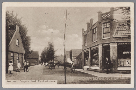WAT002000756 Kruidenierswinkel 'De Eenheid'. In 1924 was hier de Coöperatie Zaanse Arbeidsvereniging gevestigd. In 1948 ...