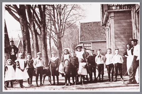 WAT002000798 Kinderen poseren voor de fotograaf.