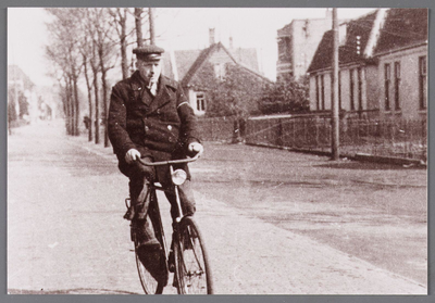 WAT002000985 Jan Kelder op weg naar zijn werk in de smederij van Van Gelder.Rechts een rij huizen aan de Dorpsstraat ...