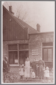 WAT002001014 Familie Heijne-Boon, voor het postkantoor waar Bernardus Wolfgang Heijne (1890) postbeheerder was.