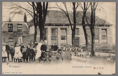 WAT002001210 Gemeenteschool Oost.De enige school in Wormer in 1902 die ook door katholieke leerlingen werden bezocht. ...