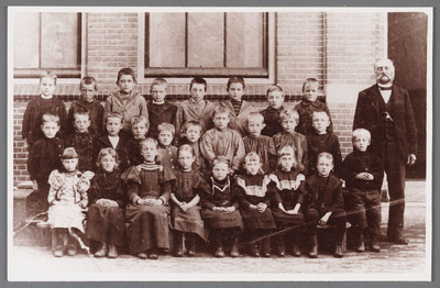 WAT002001205 Openbare Lagere School Oost.Dit was de enige school in Wormer waar ouders met Katholieke achtergrond hun ...