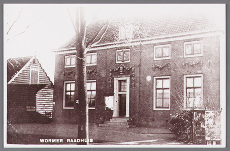 WAT002001543 Het oude raadhuis van Wormer, gebouwd als koopmanshuis omstreeks 1660.Vanaf 1818 in gebruik genomen als ...
