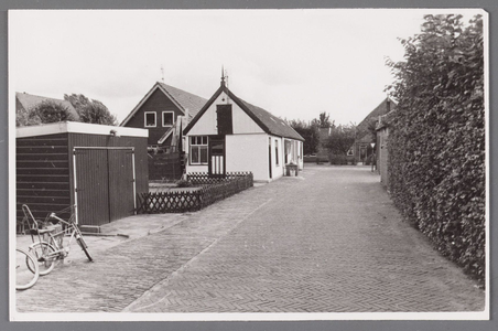 WAT002001666 Kerkstraat vanaf de kerk.Met linksvoor, een huis aan de Kerkstraat nummer 4 en rechts café Moriaanshoofd, ...