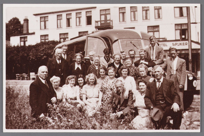 WAT002001693 Deze foto is na de Tweede Wereldoorlog gemaakt.Deze groep mensen staan voor het hotel Spijker in Beek bij ...