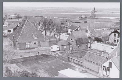 WAT002001760 Foto genomen vanaf de kerktoren van de Nederlands-hervormde kerk richting molen De Koker v.l.n.r. ...