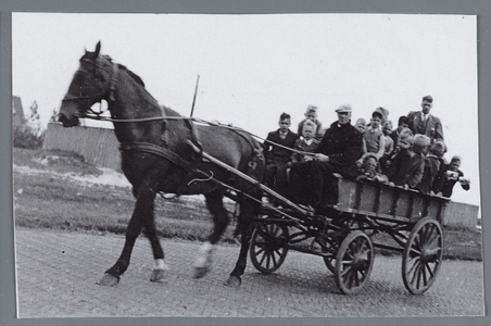 WAT002001853 Arie Koomen met schoolklas van de katholieke Josefschool uit Wormer