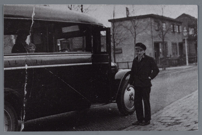 WAT002001873 Bus nr. 7 Autobus van garage Fonteijn N.V. De Zeemeeuw met chauffeur Gerardus Boots (geboren in 1907).In ...