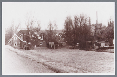 WAT002002068 Schoorsteen van Papierfabriek van Gelder met rechts boerderij van Battem.Links vooraan; huisje van de ...