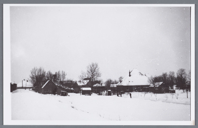 WAT002002069 Schoorsteen van Papierfabriek van Gelder met rechts boerderij van Battem.Winters gezicht richting ...