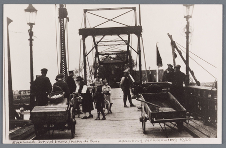 WAT002002121 Zaanbrug vernieuwing; links eierboer met kar Jur van der Laan en politieman Klaas de Boer, geboren in 1889 ...