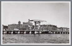 WAT002002141 Zaanbrug vanuit Wormerveer met fabrieken aan de Veerdijk .De Zaanbrug met op de achtergrond rijstpellerij ...