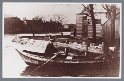 WAT002002305 Baart Veken in zijn roeiboot varend over de Zaan.