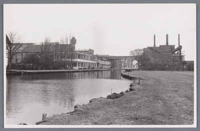 WAT002002567 Van Gelder papierfabriekLinks de fabriek en kantoren en rechts de Kolencentrale, gezien vanaf de Bartelsluis.