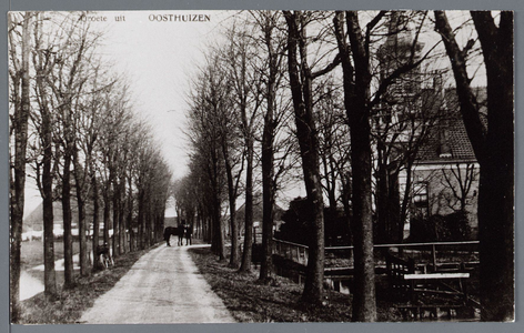 WAT002002934 Rechts voor: de pastorie van Etersheim, Etersheim nummer 9, daarnaast staat de Kerk van Etersheim, ...