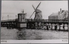 WAT002000010 De Zaanbrug met de oliemolen De Spatter. Rechts naast de Spatter de rijst/gort pellerij Mercurius van ...