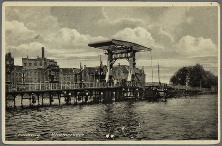 WAT002000026 De 2e Zaanbrug met op de achtergrond rijstpellerij Hollandia (Bloemendaal & Laan) met v.r.n.l. de ...