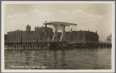 WAT002000040 Tweede Zaanbrug met op de achtergrond rijstpellerij Hollandia (Bloemendaal & Laan) met v.r.n.l. de ...