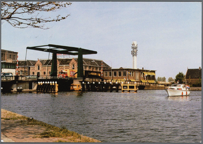 WAT002000051 Zaanbrug met rechts daarvan De Nozema-toren in Wormer.De 144 meter hoge toren is in 1968 door het ...