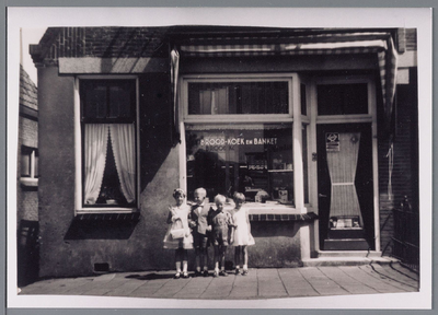 WAT002000073 Bakkerswinkel van P. Scholz, later van Jan Hand. Op de foto kinderen van Jan Hand, v.l.n.r. Joke Hand, Jan ...
