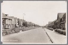 WAT002000080 Foto van de Nieuweweg.De huizen aan de linkerkant werden gebouwd in 1929.Eerste pand rechts; textielwinkel ...