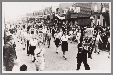 WAT002000112 Bevrijdingsfeest met optocht vanaf de Zaanbrug met links Trien Sinkeldam, de latere vrouw van kapper Theo ...