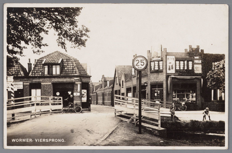 WAT002000126 De viersprong Nieuweweg-Zandweg-Knollendammerstraat in 1938. Rechts op de hoek de kruidenierszaak van ...