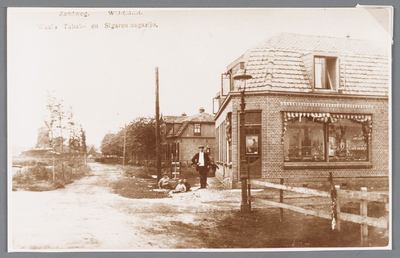 WAT002000130 Links achter: molen De Veerschuit en op de hoek de tabakszaak van Eelco Egbertus Waal ( 1863). In de ...