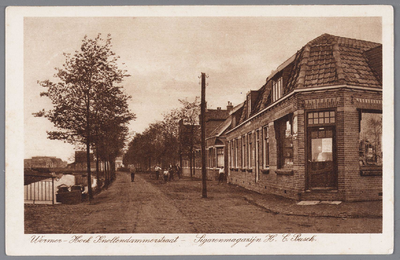 WAT002000134 Sigarenmagazijn Hendrik Cornelis Busch (1900).Wormer, hoek Knollendammerstraat met zicht op de verlengde ...