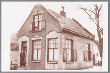 WAT002000166 Tweede veerhuis van het overzet bij molen De Mol. In de deur vrouw Veken ( meisjesnaam Maartje Pot) met ...