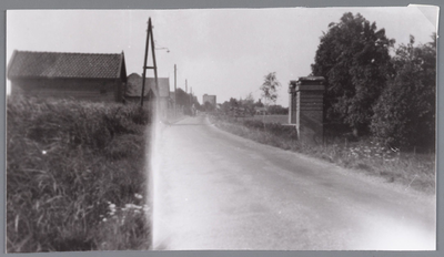 WAT002000246 Weg naar Oost-Knollendam en rechts, tegenover Dorpsstraat no. 1, de particuliere begraafplaats uit 1874.